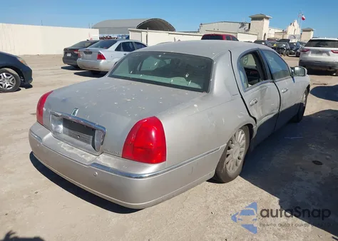 2005 Lincoln Town Car Signature z USA, uszkodzony, nr VIN 1LNHM81WX5Y657787